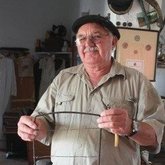 Jan Fourie in die Strandveld Museum met tersalletjierooster - Dine van Zyl